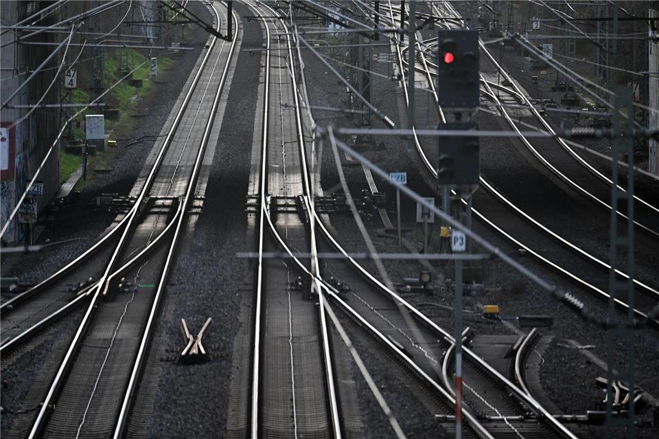 Ein Blitzeinschlag macht Probleme auf der Bahnstrecke zwischen Düsseldorf und Duisburg. (Symbolbild)Federico Gambarini/dpa