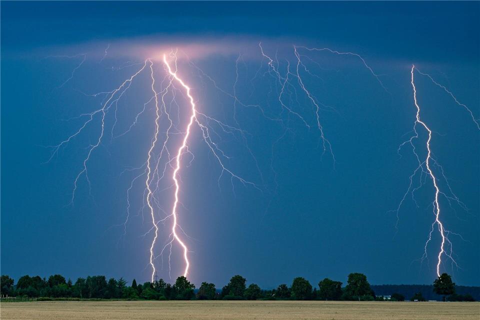 Ein Blitzschlag hat im ostsächsischen Spreetal für einen hohen Sachschaden an einem Haus gesorgt. (Symbolbild)picture alliance/dpa