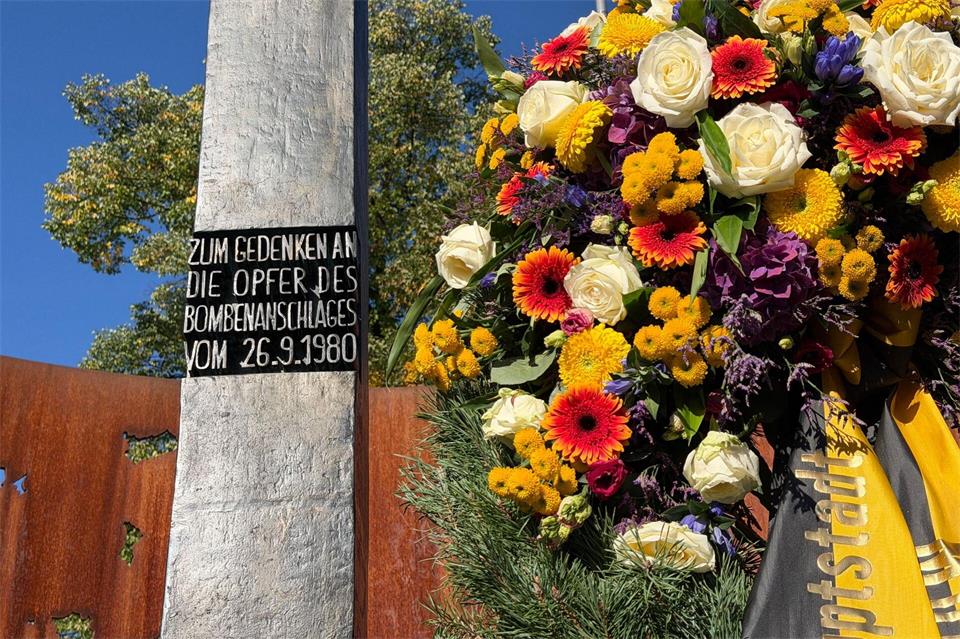 Ein Blumengesteck am Denkmal erinnert an die Opfer des Oktoberfest-Attentats.Julian Degler/dpa