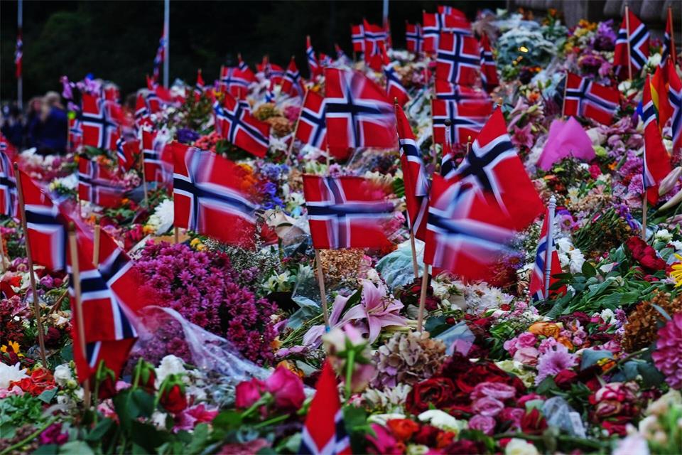 Ein Blumenmeer auf dem Schlossplatz zeugt von der Trauer um den beliebten Monarchen. Markus Schreiber/AP/dpa