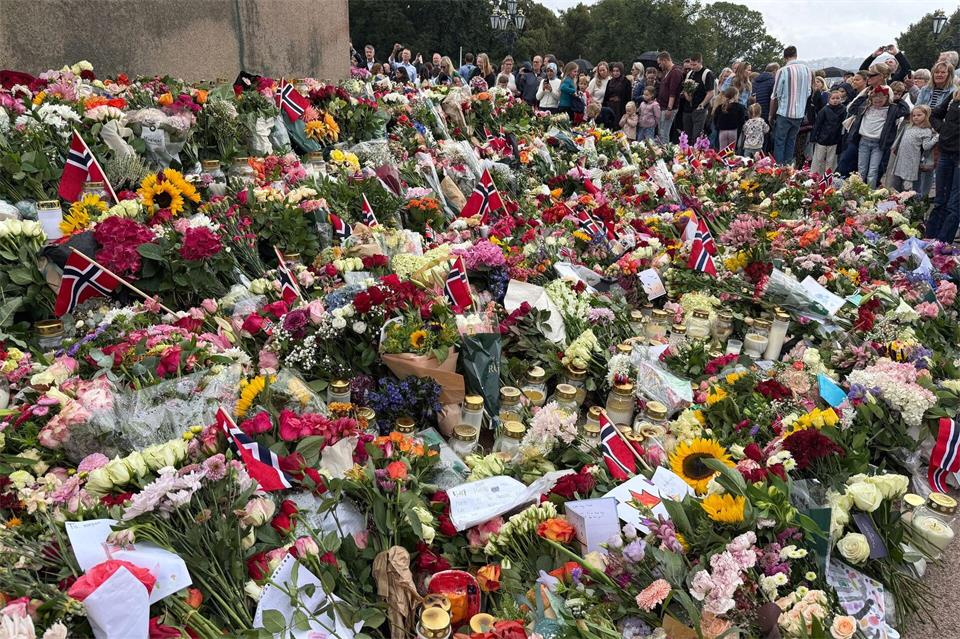Ein Blumenmeer säumt den Schlossplatz in Oslo nach dem Tod des norwegischen Monarchen. Julia Wäschenbach/dpa