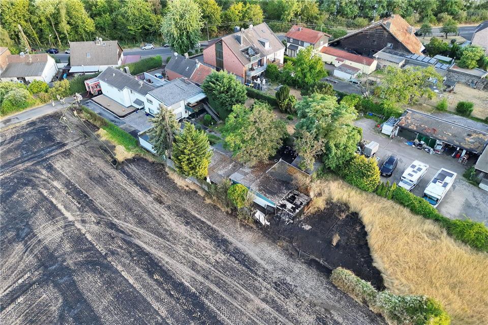 Ein Bodenfeuer in Köln hat einen angrenzenden Schuppen zerstört.Feuerwehr Köln/dpa
