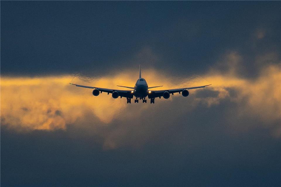 Ein Boeing-Jumbo 747 landet mit einem  Gewicht von bis zu 312 Tonnen auf dem Frankfurter Flughafen. Boris Roessler/dpa