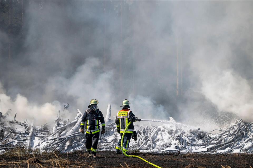 Ein Böschungsbrand hat einen Feuerwehreinsatz ausgelöst. Peter Kneffel/dpa