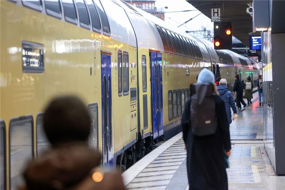 Ein Böschungsbrand sorgte für Einschränkungen im Metronom-Verkehr. (Archivbild)Bodo Marks/dpa