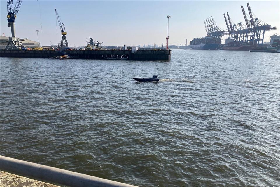 Ein Boot der Hersteller Kraken und Rheinmetall fährt ferngesteuert im Hamburger Hafen.Lukas Müller/dpa