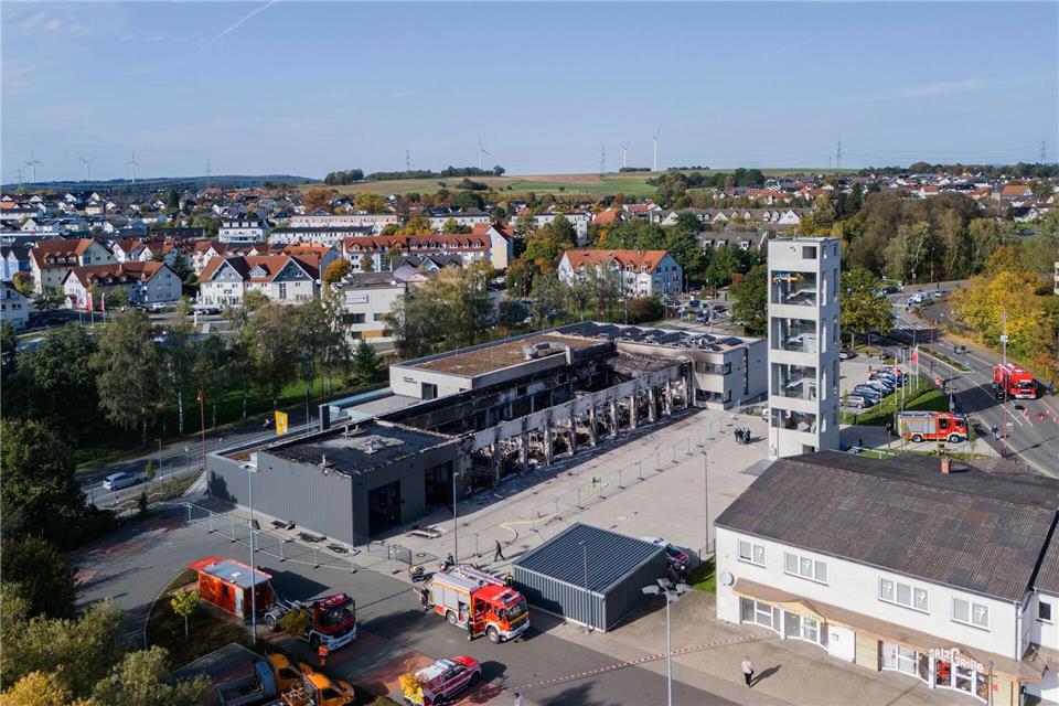 Feuerwache brennt - „Wir mussten unser Zuhause löschen“ Ein Brand in der Feuerwache Stadtallendorf hat einen Millionenschaden angerichtet. Die Drohnenaufnahme zeigt den Gebäudekomplex mit dem ausgebrannten Gerätehaus. (Foto aktuell)Andreas Arnold/dpa