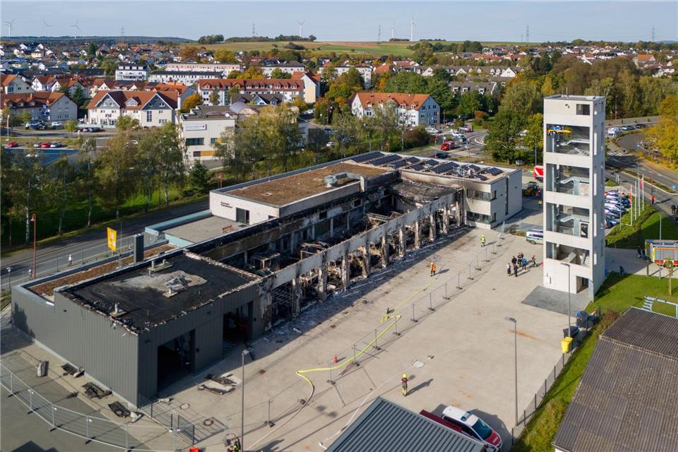 Feuerwache brennt - „Wir mussten unser Zuhause löschen“ Ein Brand in der Feuerwache Stadtallendorf hat einen Millionenschaden angerichtet. Die Drohnenaufnahme zeigt den Gebäudekomplex mit dem ausgebrannten Gerätehaus. (Foto aktuell)Andreas Arnold/dpa