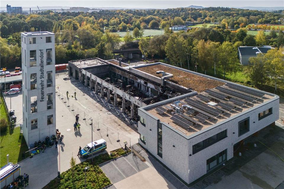 Feuerwache brennt - „Wir mussten unser Zuhause löschen“ Ein Brand in der Feuerwache Stadtallendorf hat einen Millionenschaden angerichtet. Die Drohnenaufnahme zeigt den Gebäudekomplex mit dem ausgebrannten Gerätehaus. (Foto aktuell)Andreas Arnold/dpa