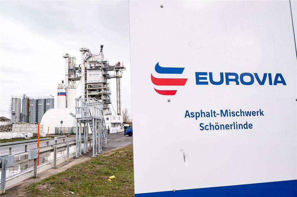 Ein Brandanschlag hat das Asphalt-Mischwerk in Wandlitz so stark beschädigt, dass es die Produktion über Monate stoppen muss.Fabian Sommer/dpa