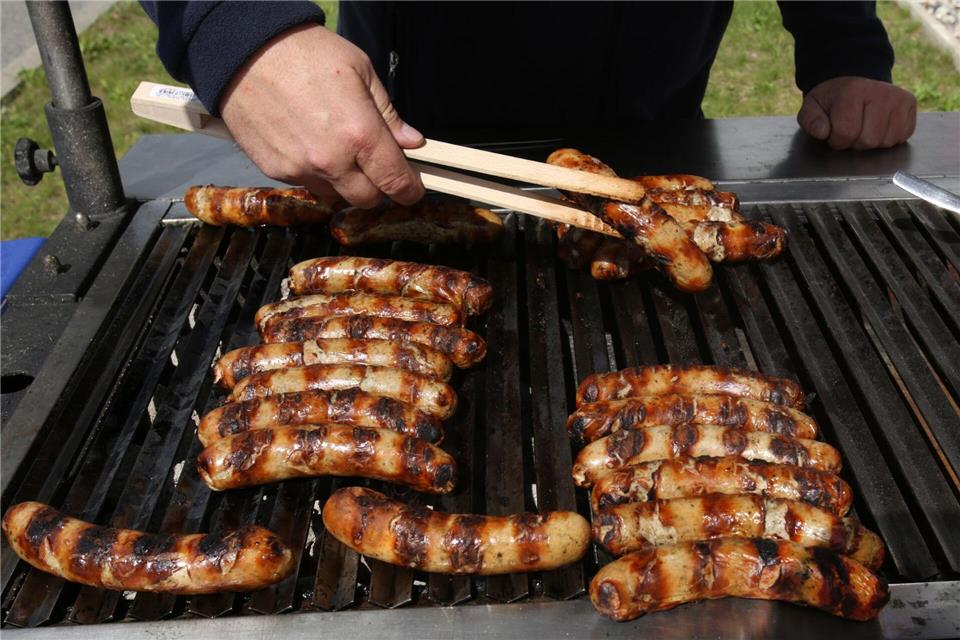 Ein Bratwurstverkäufer in Rostock hat sich von einem Räuber mit einem Messer nicht beeindrucken lassen. (Symbolbild)picture alliance / dpa