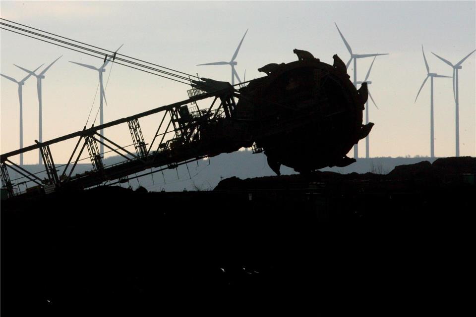 Ein Braunkohlebagger geht seiner Arbeit nach. Vom Austragungsort des Festivals ist die Braunkohleindustrie bereits in den 1990ern verschwunden. (Symbolbild)Roland Weihrauch/dpa