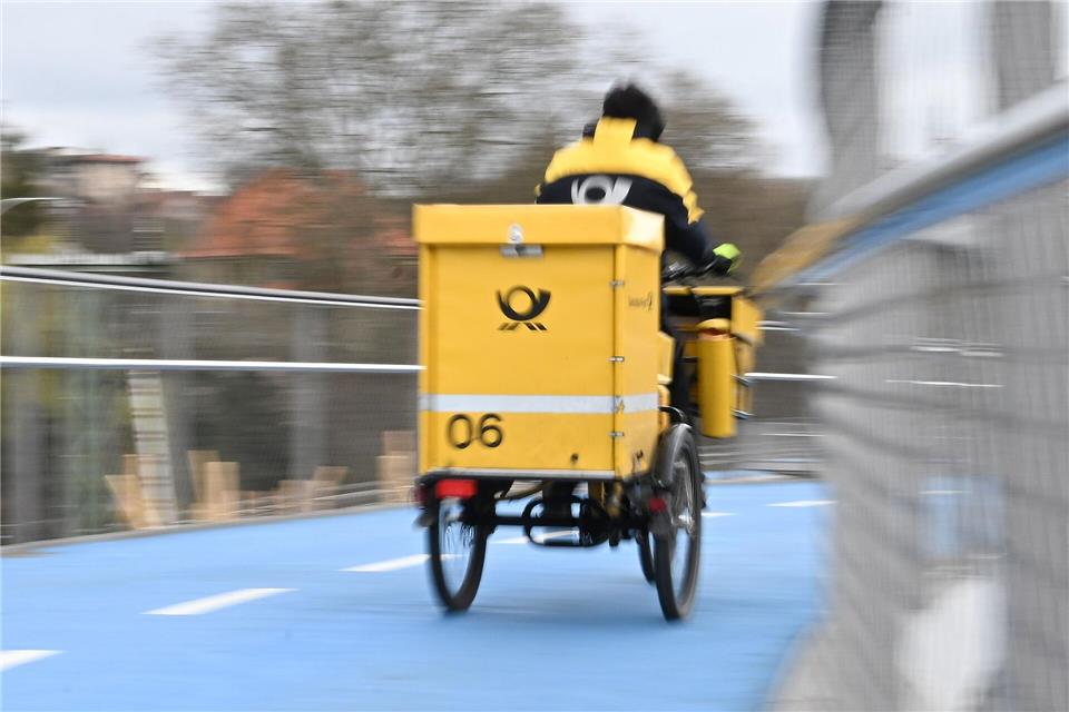 Ein Briefträger bei der Arbeit - in den allermeisten Fällen läuft alles glatt, manchmal landet ein Brief aber im falschen Briefkasten.Bernd Weißbrod/dpa