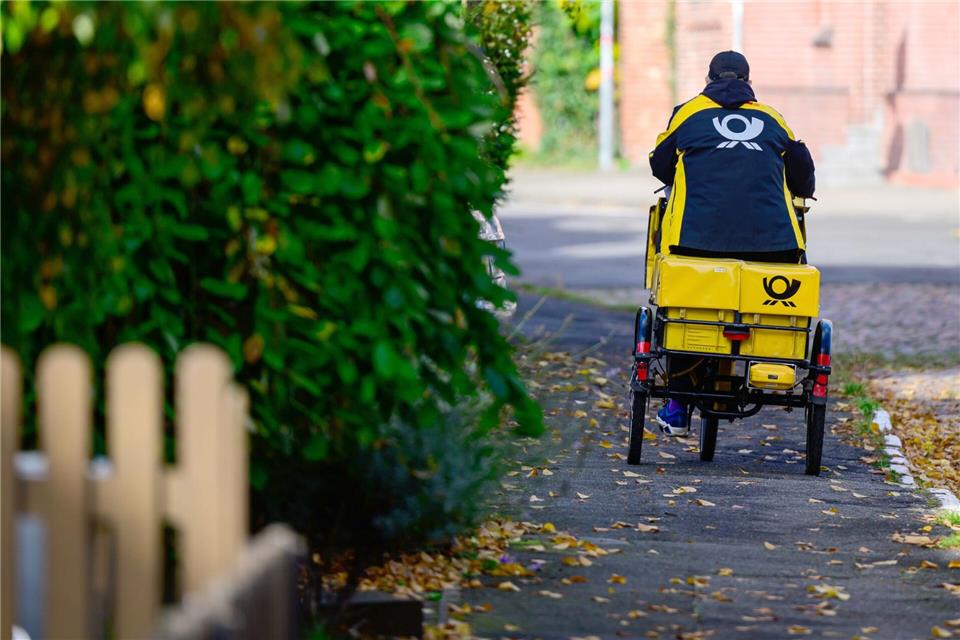 Ein Briefträger bei der Arbeit.Philipp Schulze/dpa