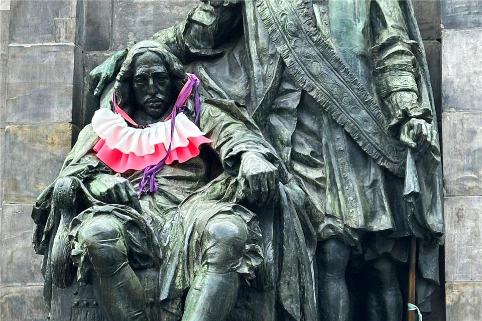 Ein Bronzedenkmal in der Dordrechter Innenstadt zeigt den Staatsmann Johan de Witt (sitzend) neben seinem älterer Bruder Cornelis.Christoph Driessen,/dpa-tmn