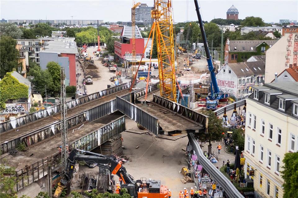 Ein Brückenteil der alten Sternbrücke hängt an einem Schwerlastkran. Christian Charisius/dpa