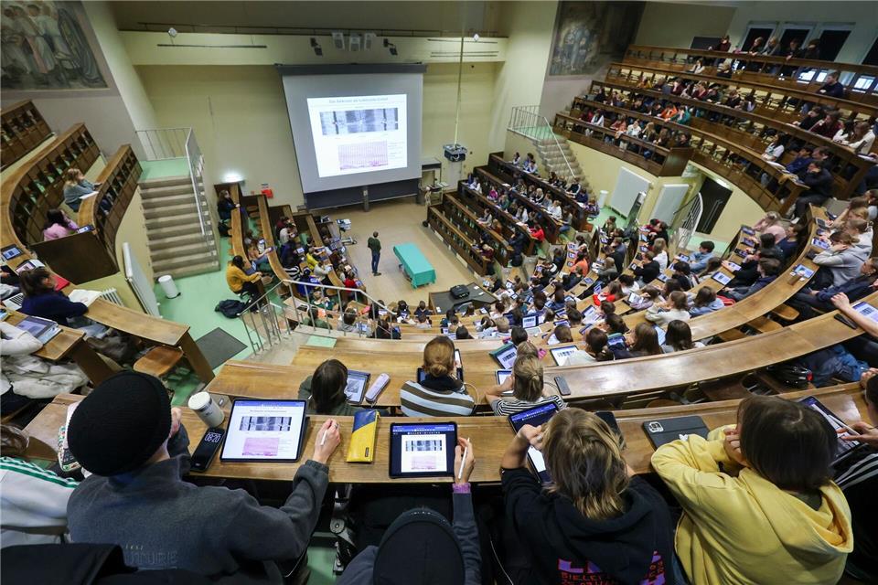Ein Bündnis macht mit einer Petition gegen weitere Einschnitte an Sachsens Hochschulen mobil. (Symbolbild)Jan Woitas/dpa