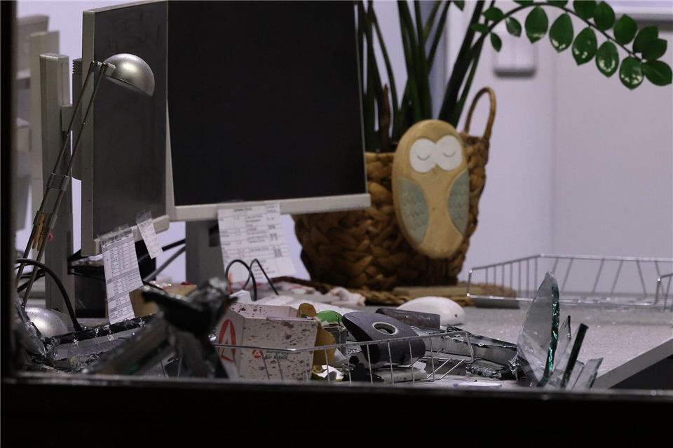 Ein Büro von dem Arbeitsamt ist beschädigt worden.David Young/dpa