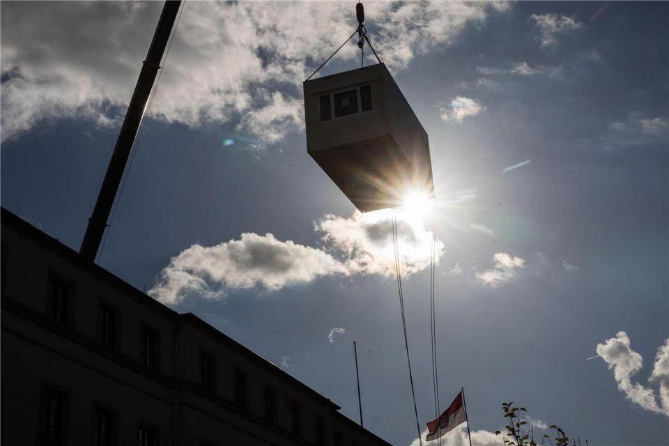 Ein Bürocontainer wurde einst per Kran in den Innenhof des hessischen Landtags gehoben für die Sanierungszeit. (Archivbild)picture alliance / Frank Rumpenhorst/dpa
