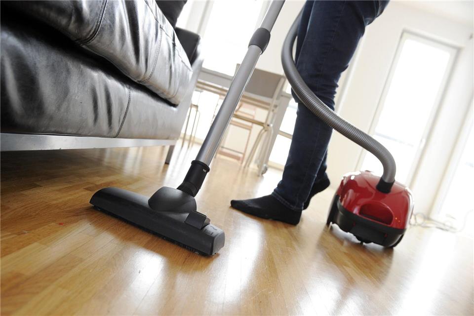 Ein Bürstenaufsatz beim Staubsaugen hilft, das empfindliche Holz nicht zu zerkratzen.Tobias Hase/dpa/dpa-tmn