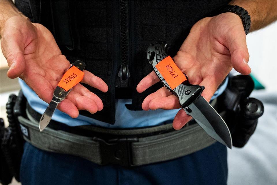 Ein Bundespolizist zeigt am Hauptbahnhof Hamburg sichergestellte Messer. (Archivbild)Daniel Bockwoldt/dpa