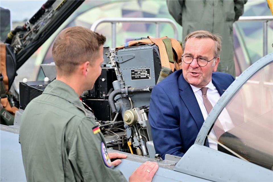 Ein Bundeswehr-Soldat zeigt dem Minister auf der ILA einen Tornado-Simulator. Sebastian Gollnow/dpa