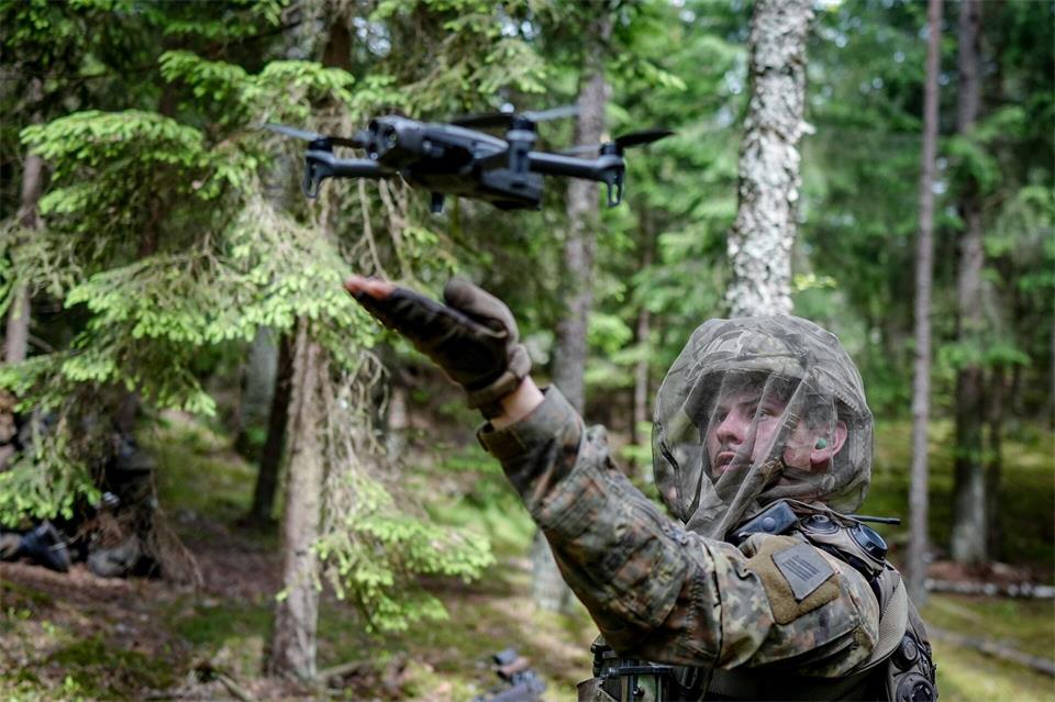 Ein Bundeswehrsoldat startet eine Aufklärungsdrohne . (Archivbild)Kay Nietfeld/dpa