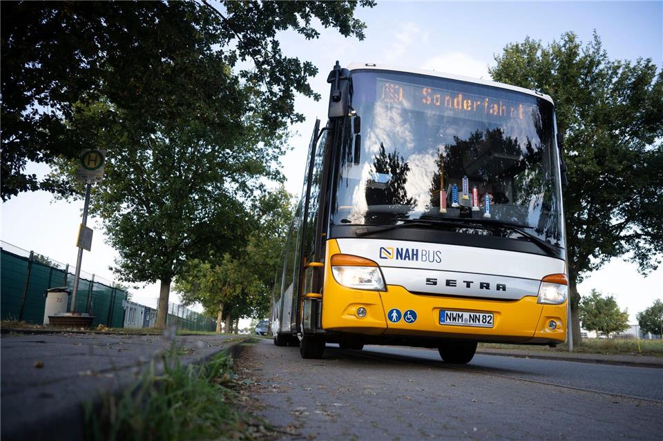 Ein Bus brachte die Geflüchteten am Morgen in eine neue Unterkunft.Philip Dulian/dpa
