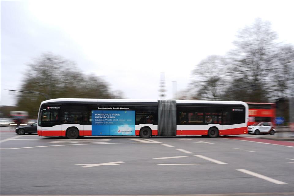 Ein Bus der Hochbahn fährt über die Kreuzung am Stephansplatz. (Archivbild)Marcus Brandt/dpa