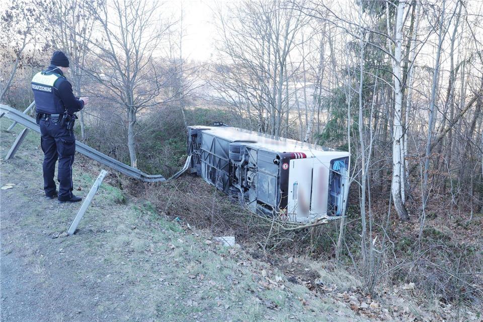 Ein Bus durchbrach an einer Autobahnabfahrt eine Leitplanke und kippte eine Böschung hinab. Bodo Schackow/dpa