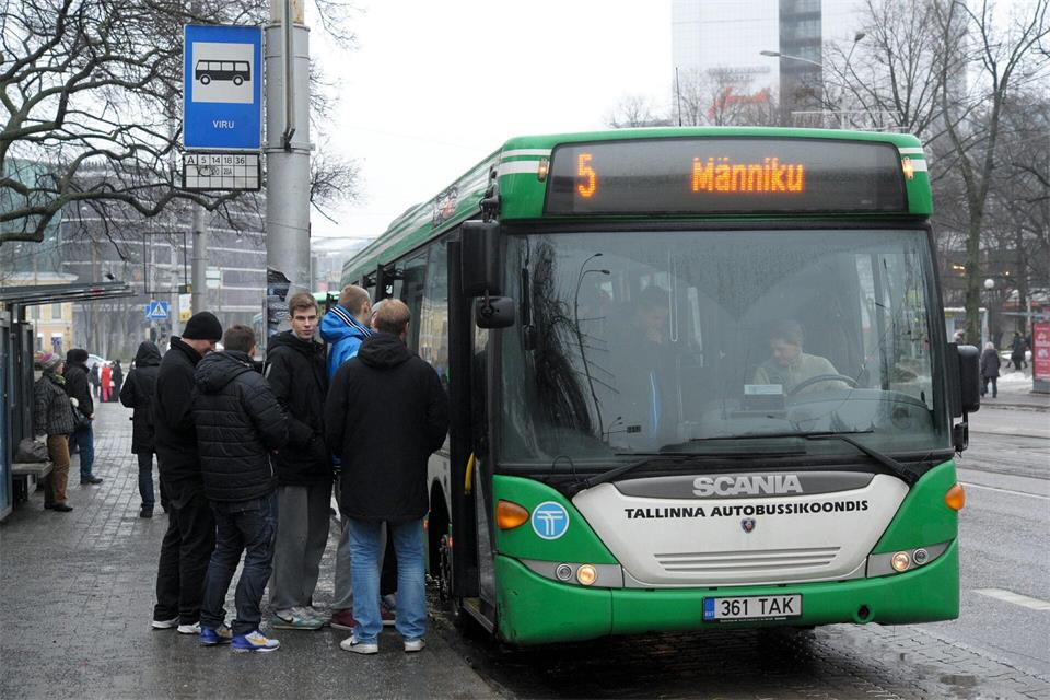 Ein Bus erfasste den selbstfahrenden Lieferroboter an einer Kreuzung. (Symbolbild)Stringer/AFI/EPA/dpa