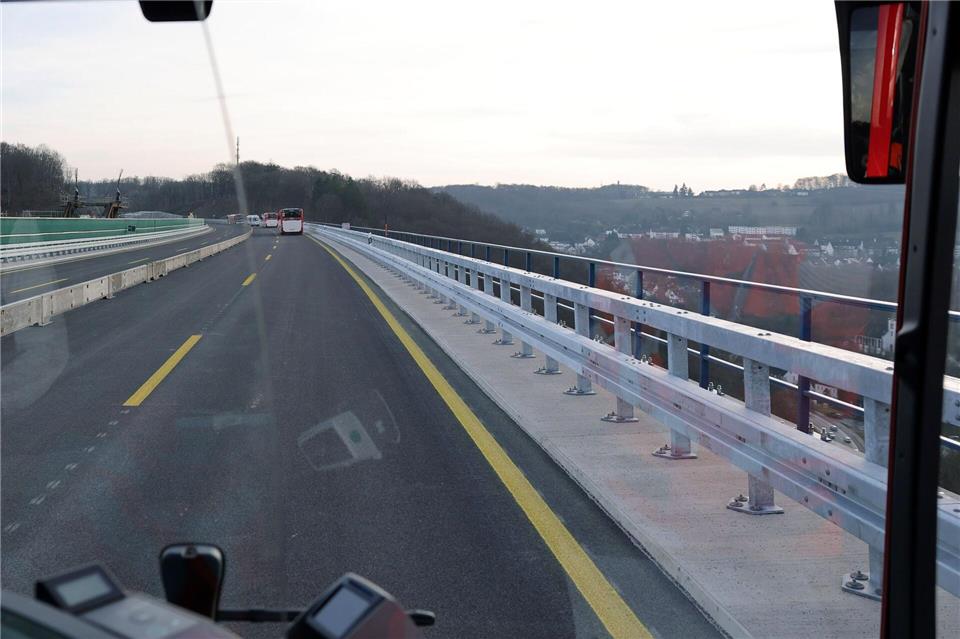 Ein Bus mit Pressevertretern fährt über die Rahmedetalbrücke nach der Eröffnung. Rolf Vennenbernd/dpa