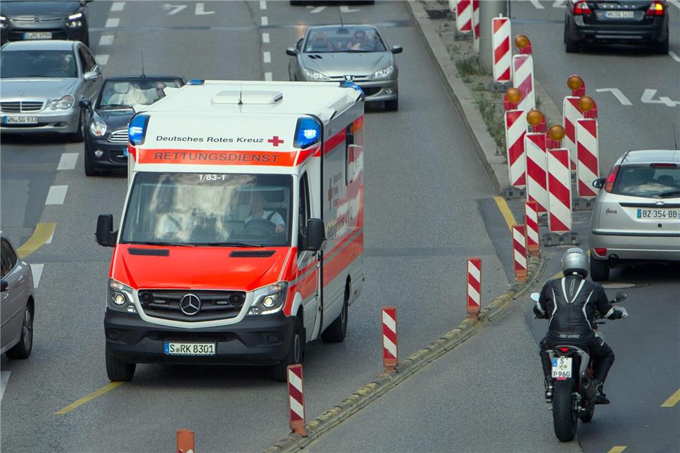 Ein Bus und ein Auto sind in Stuttgart zusammengestoßen. (Symbolbild)picture alliance / dpa