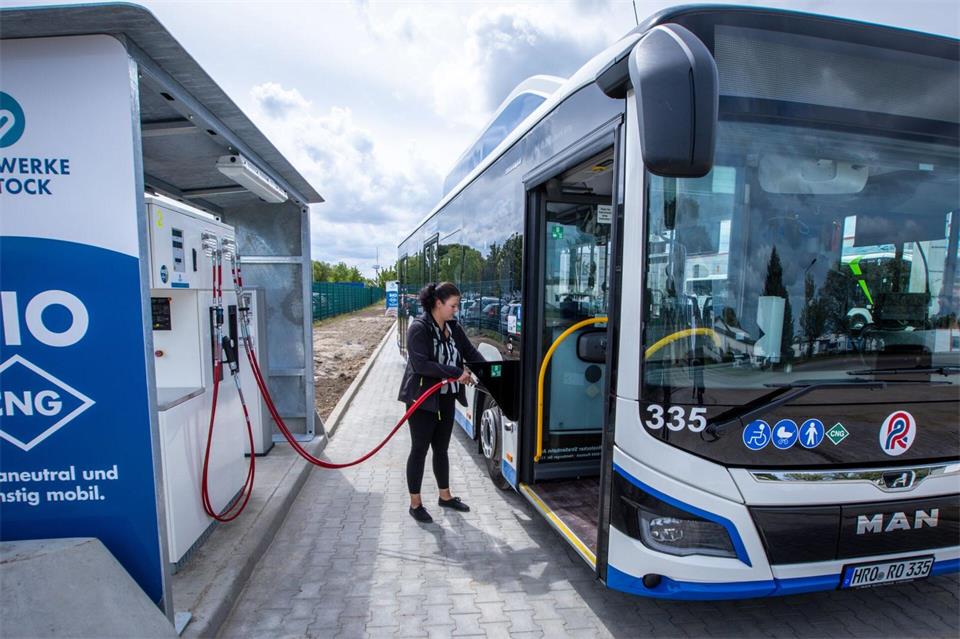 Ein Bus wird mit Biomethan betankt. (Archivbild)Jens Büttner/dpa
