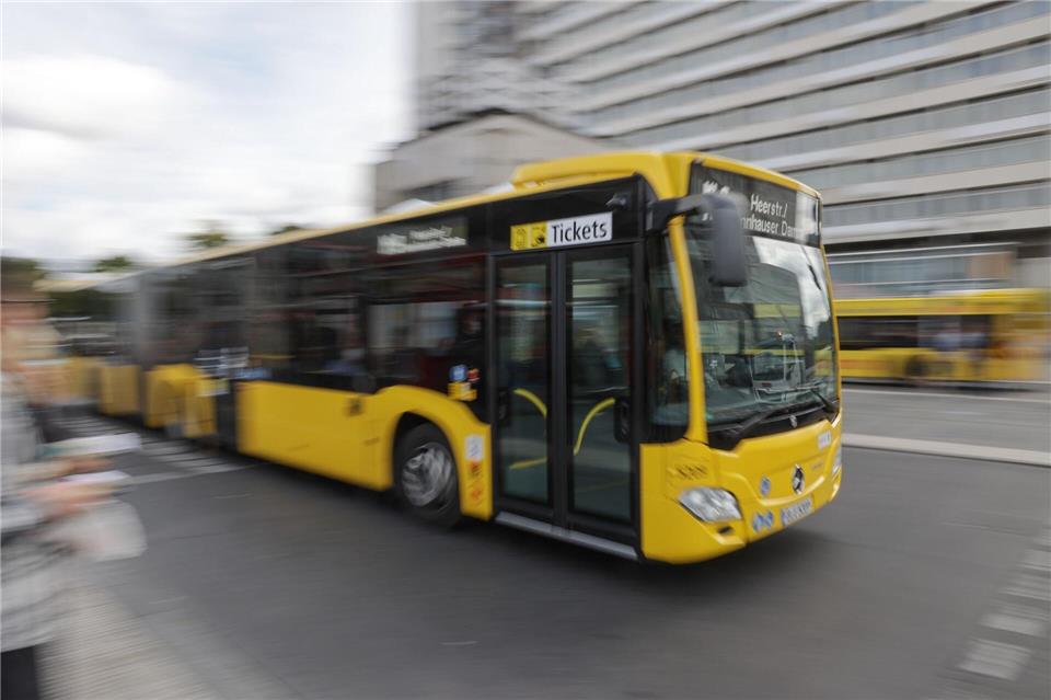 Ein Busfahrer ist von einem Fahrgast mit einem Messer verletzt worden. (Symbolbild) Jörg Carstensen/dpa