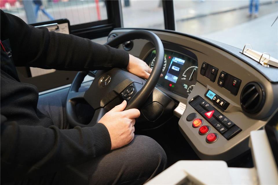 Ein Busfahrer sitzt in einem Elektrobus der Hochbahn. (Archivbild) Marcus Brandt/dpa