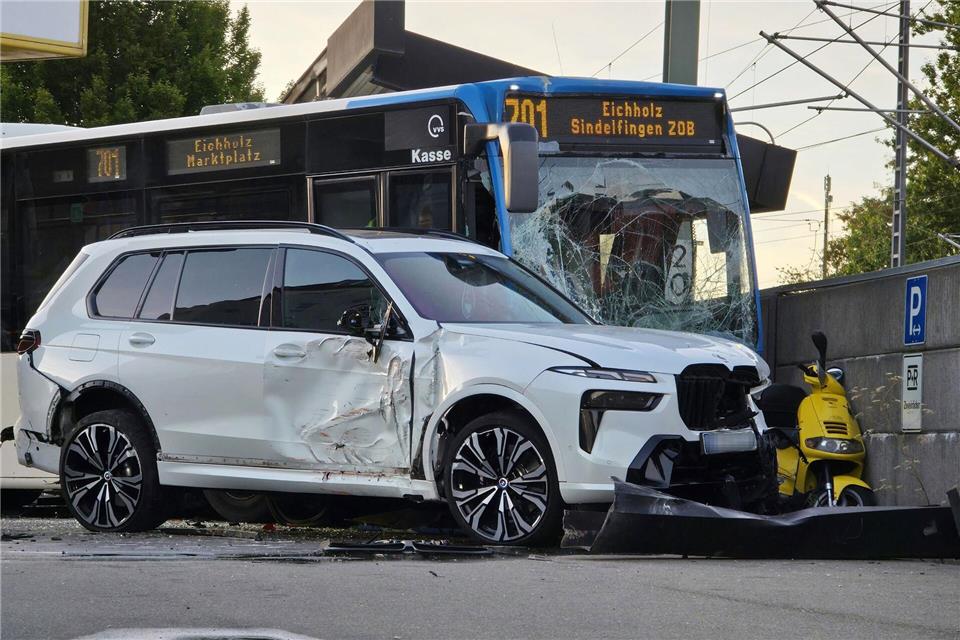 Linienbus rammt mehrere Autos – Fahrer kommt in Klinik Ein Busfahrer wurde bei dem Verkehrsunfall in Sindelfingen schwer verletzt.Dettenmeyer/SDMG/dpa