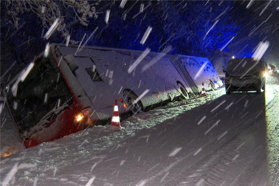 Ein Busunfall sorgt am Morgen für eine Vollsperrung der B431 bei Klein Nordende. News5 / Fabian H�fig/NEWS5/dpa