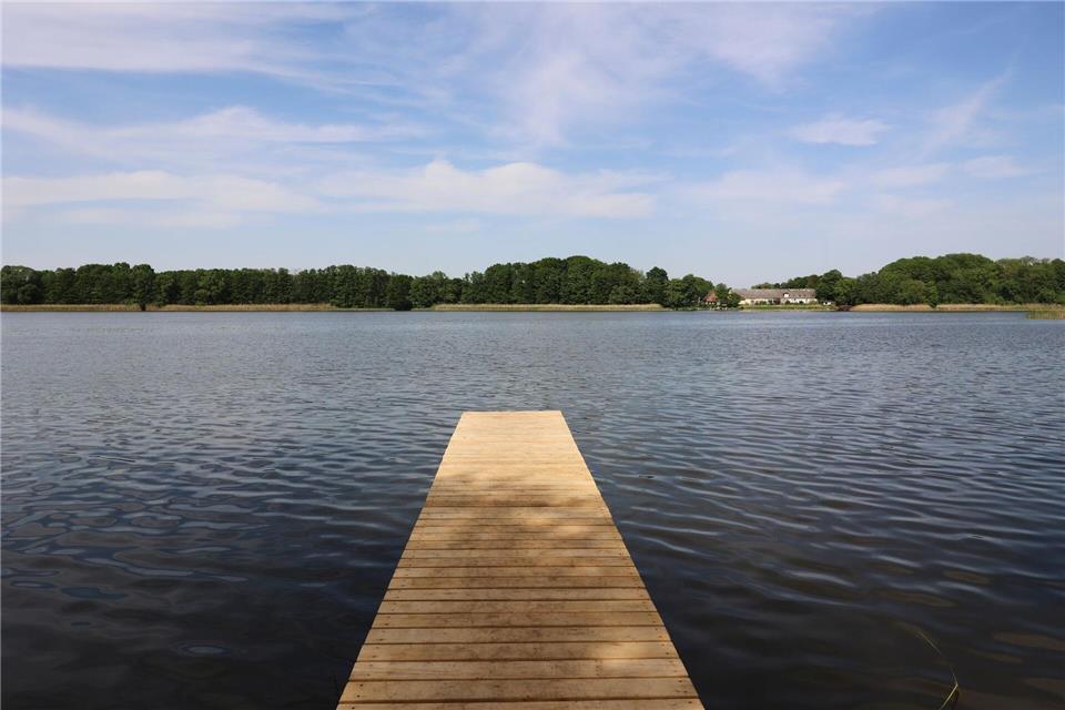 Wetter dämpft Campingsaison - Einige Urlauber sagen ab Ein Campingplatz liegt direkt am Großen Wentowsee in Fürstenberg an der Havel im Norden Brandenburgs.Joerg Carstensen/dpa