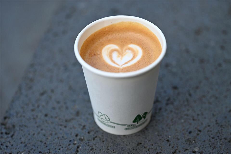 Ein Cappuccino kostet in Deutschland im Schnitt 3,57 Euro - und damit 10 Cent mehr als im vergangenen Jahr.Michael Brandt/dpa