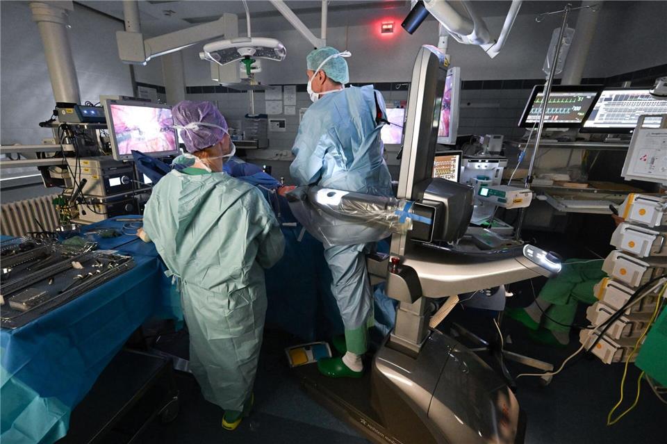 Ein Chirurg des Universitätsklinikums Tübingen operiert: Auch an Krankenhäusern im Südwesten arbeiten viele Ärzte aus Syrien. (Archivbild)Bernd Wei�brod/dpa