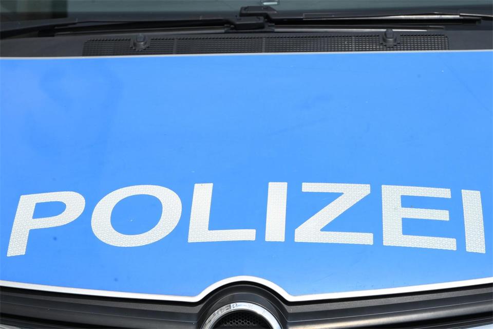 Ein Clubbesucher und seine Begleitung sollen im Fahrstuhl mit einer Schusswaffe bedroht worden sein. (Symbolbild)Malin Wunderlich/dpa