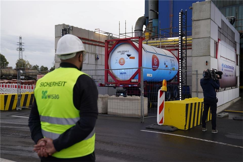 Ein Container mit einer Testlieferung mit Wasserstoff kommt in Hamburg an.