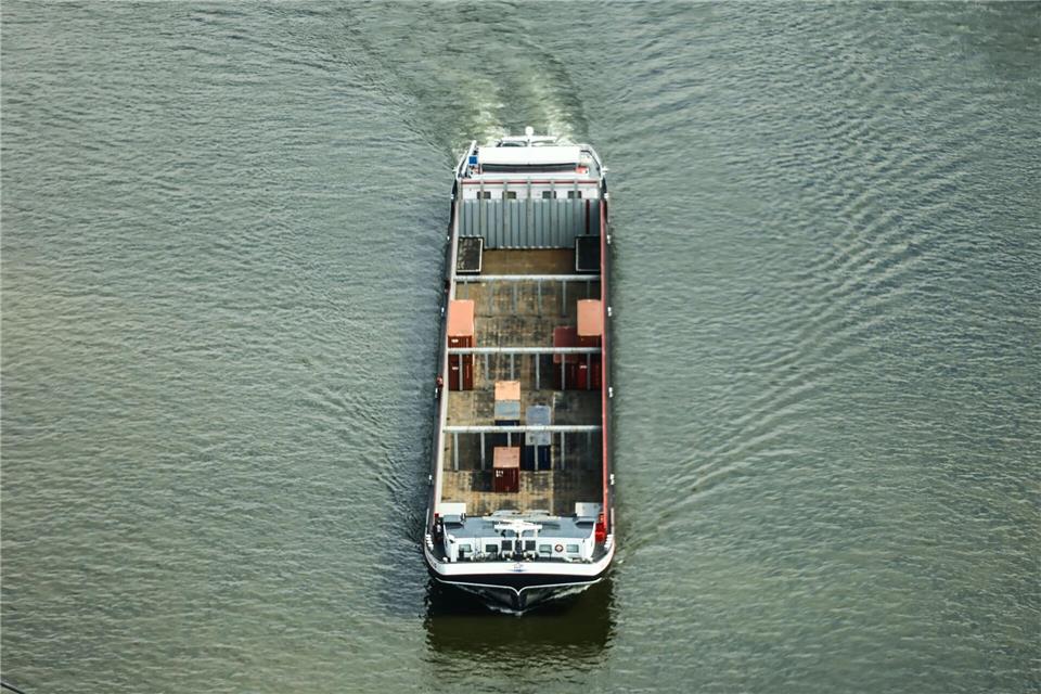Ein Containerschiff fährt bei Niedrigwasser mit geringer Ladung im Rhein.Oliver Berg/dpa
