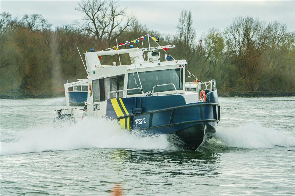 Ein Containerschiff rammt zwei Moselbrücken, die Wasserschutzpolizei Rheinland-Pfalz ermittelt. (Symbolbild)Andreas Arnold/dpa