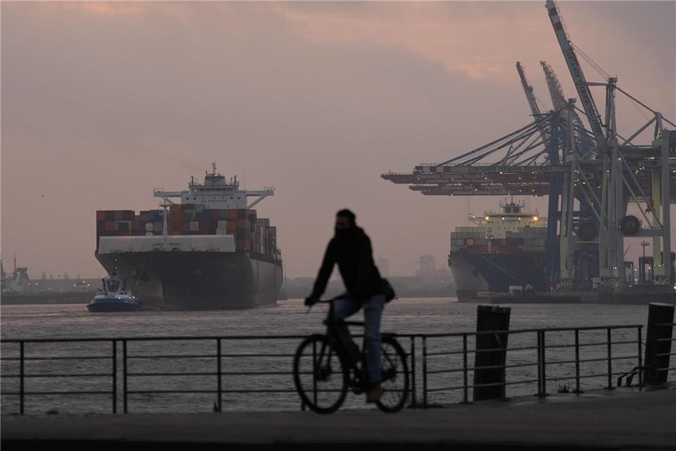 Ein Containerschiff wird in den Hamburger Hafen geschleppt. (Archivbild) Marcus Brandt/dpa