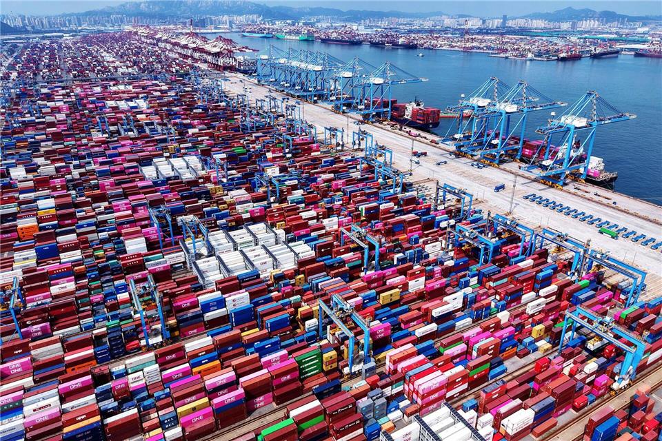 Ein Containerterminal in der ostchinesischen Hafenstadt Qingdao. Wegen des Handelskonflikts mit den USA drängt Chinas Industrie verstärkt nach Europa. Das macht sich auch in der bayerischen Handelsbilanz bemerkbar. (Archivbild)Uncredited/CHINATOPIX via AP/dpa
