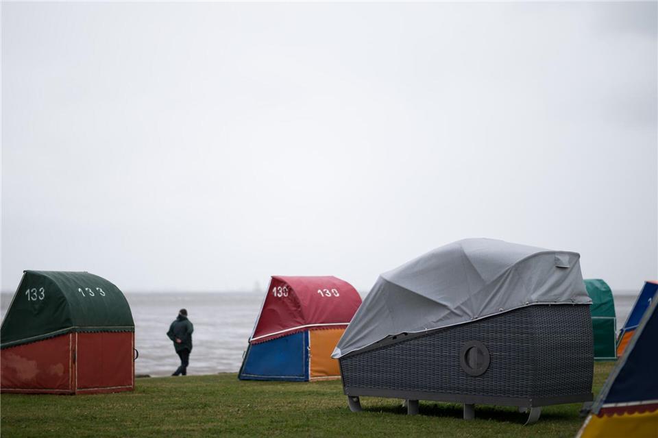 Ein Dach schützt die Menschen im Schlafstrandkorb vor Wind und Regen. (Archivbild)Mohssen Assanimoghaddam/dpa