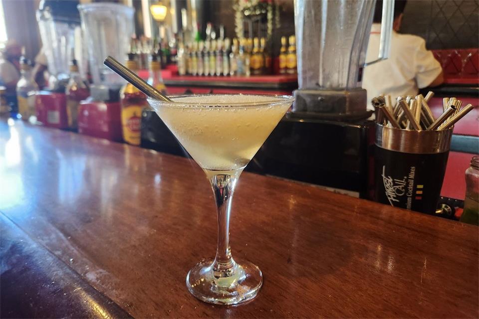 Ein Daiquiri in der Bar „El Floridita“: Die Basis ist klarer Rum, Limettensaft und Zuckersirup - es gibt aber diverse Abwandlungen des Klassikers.Nick Kaiser/dpa