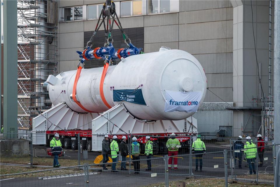 Ein Dampferzeuger wird mithilfe eines Schwerlastkrans aus dem Reaktorgebäude gehoben und auf zwei Träger für den Weitertransport montiert.Daniel Vogl/dpa